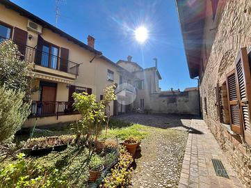 CASA SEMINDIPENDENTE A CARATE BRIANZA