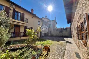 CASA SEMINDIPENDENTE A CARATE BRIANZA