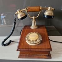 telefono vintage in legno