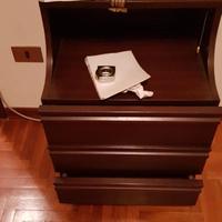 Comodino in legno colore wengè.