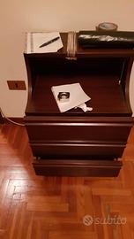 Comodino in legno colore wengè.