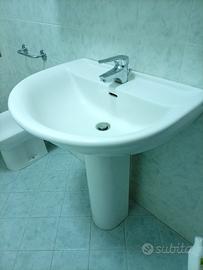 lavabo e bidet con rubinetti