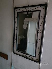 Specchio in ferro e sedie 