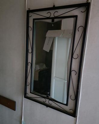 Specchio in ferro e sedie 