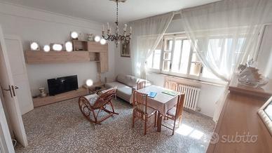 Luminoso - in posizione strategica