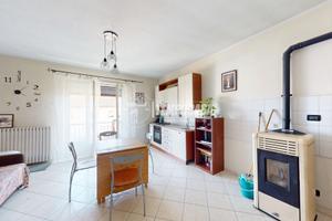 PALAZZINA CON APPARTAMENTO E RISTORANTE - STRADA V