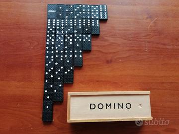 Domino in custodia di legno