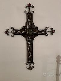 Croce in fetto battuto con intersi in vetro rosso