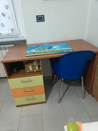scrivania e culla per neonati