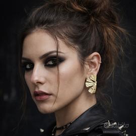 Importanti orecchini color oro a forma di foglia