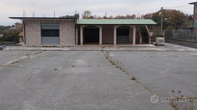 Locale commerciale con spazio esterno e portico