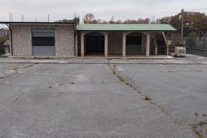 Locale commerciale con spazio esterno e portico