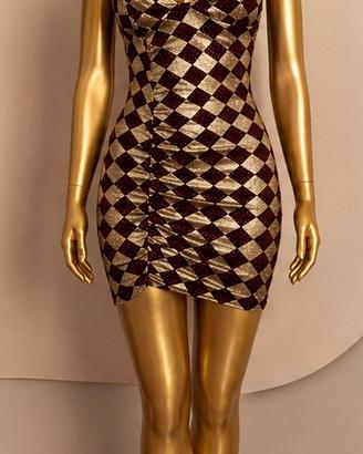 elegante donna scollatura  all’americana