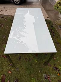 Tavolo con piano in vetro