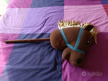 Gioco cavallo da cavalcare peluche
