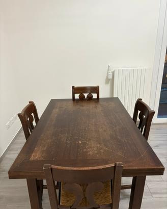 Tavolo di legno allungabile con 4 sedie in paglia