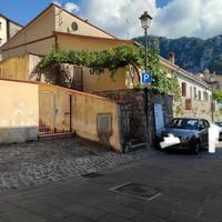 Casa di paese con cortile