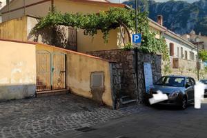 Casa di paese con cortile