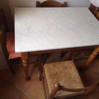 Tavolo da cucina con sedie 