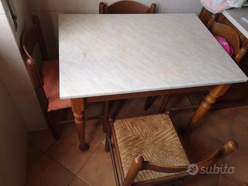 Tavolo da cucina con sedie 