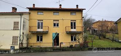 Villa di 150 m² con più di 5 locali a Varsi