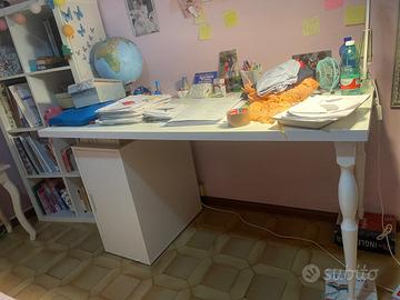 Scrivania stanzetta, mensole e cassettiera