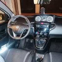 lancia y