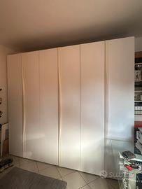 Armadio in legno bianco