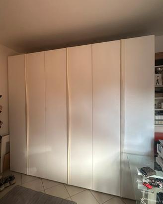 Armadio in legno bianco