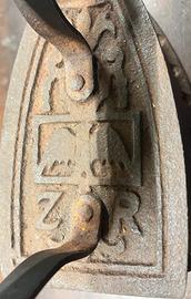 Antico ferro da stiro a carbone "ZR" - aquila '800