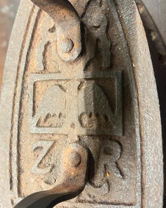Antico ferro da stiro a carbone "ZR" - aquila '800