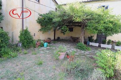 Rustico / Casale di 220 m² con più di 5 locali a B