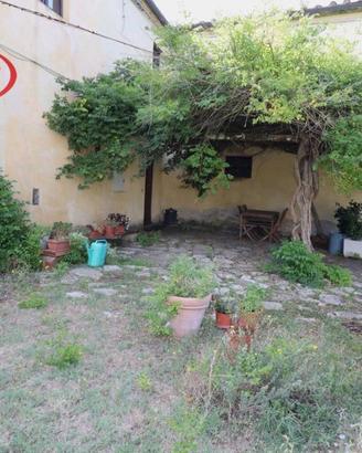 Rustico / Casale di 220 m² con più di 5 locali a B