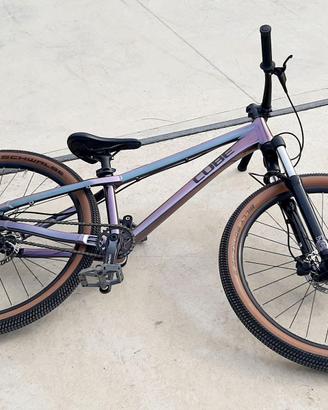 Cube dirt pump track