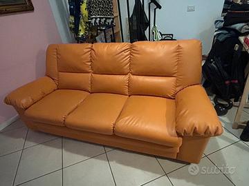 Divano  tre posti in similpelle