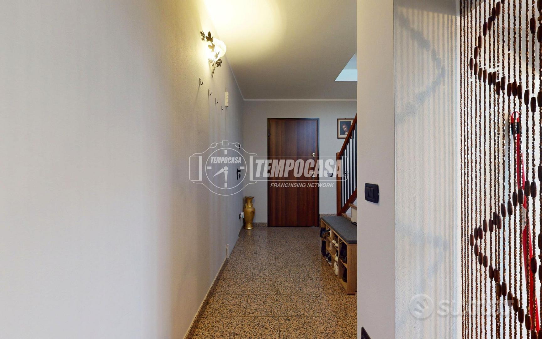VILLA A SCHIERA DI TESTA CON GIARDINO SU TRE LATI - Vista 5