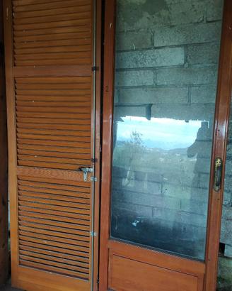 Finestra persiana e portone