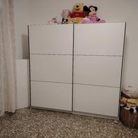 Armadio a due ante scorrevoli 