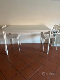 Tavolo da cucina e 4 sedie