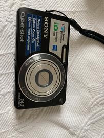 Macchina fotografica digitale con custodia