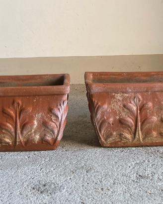 vasi da fiore in terra cotta con decori