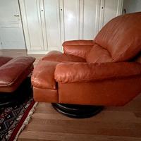 Poltrona e poggiapiedi in pelle anni ‘70