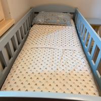 letto singolo con sponde da ambo i lati