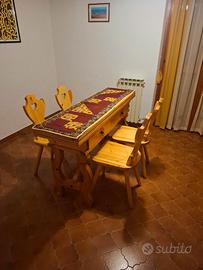 Tavolo frattino e 4 sedie in stile rustico alpino