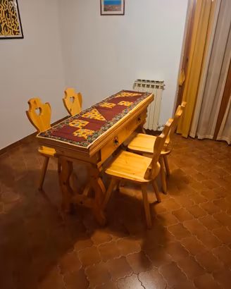 Tavolo frattino e 4 sedie in stile rustico alpino