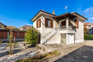 VILLETTA INDIPENDENTE CON GIARDINO E BOX AUTO