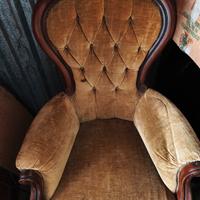 Poltrona retrò in legno e tessuto 