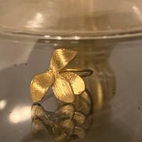 Anello floreale realizzato a mamo pezzo unico