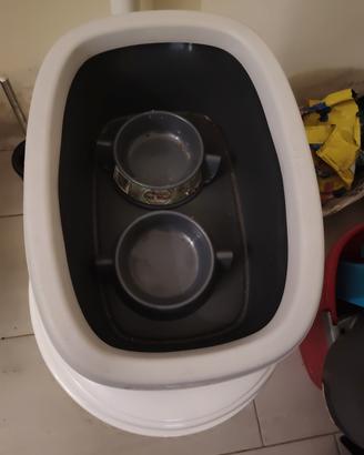 lettiera e due ciotole 
