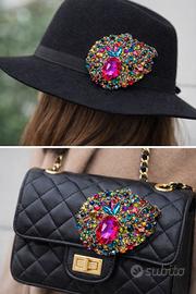 Spilla gioiello maxi multicolor con pietra fucsia 